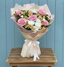 Букет цветов из:  Гвоздики, Орхидеи и Розы в Лакинске