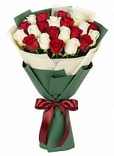 Букет Микс из красных и белых роз в Лакинске
