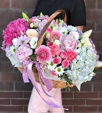 Композиция солнечный день в Лакинске Цветочная композиция из Розы, Хризантемы, Пионы и Лизиантусы в корзине в Лакинске