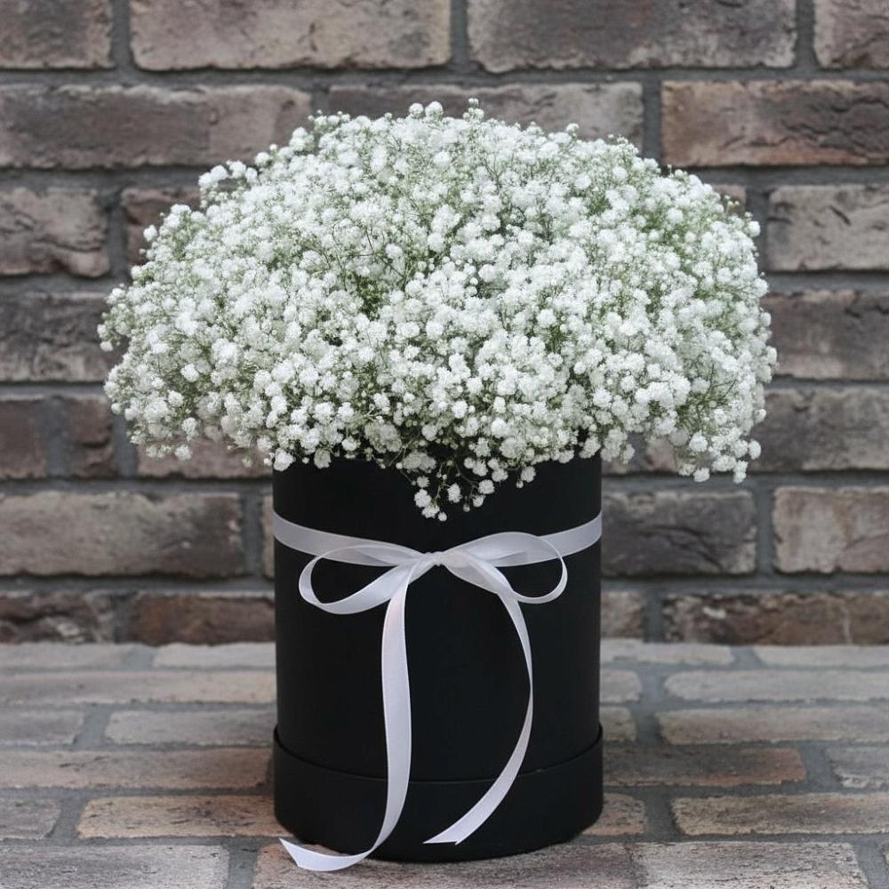 Цветочная композиция из Гипсофила в шляпной коробке в Лакинске