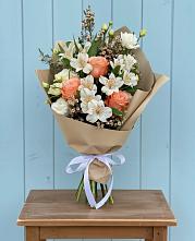 Букет цветов из:  Альстромерии, Лизиантусы, Розы и Хризантемы в Лакинске