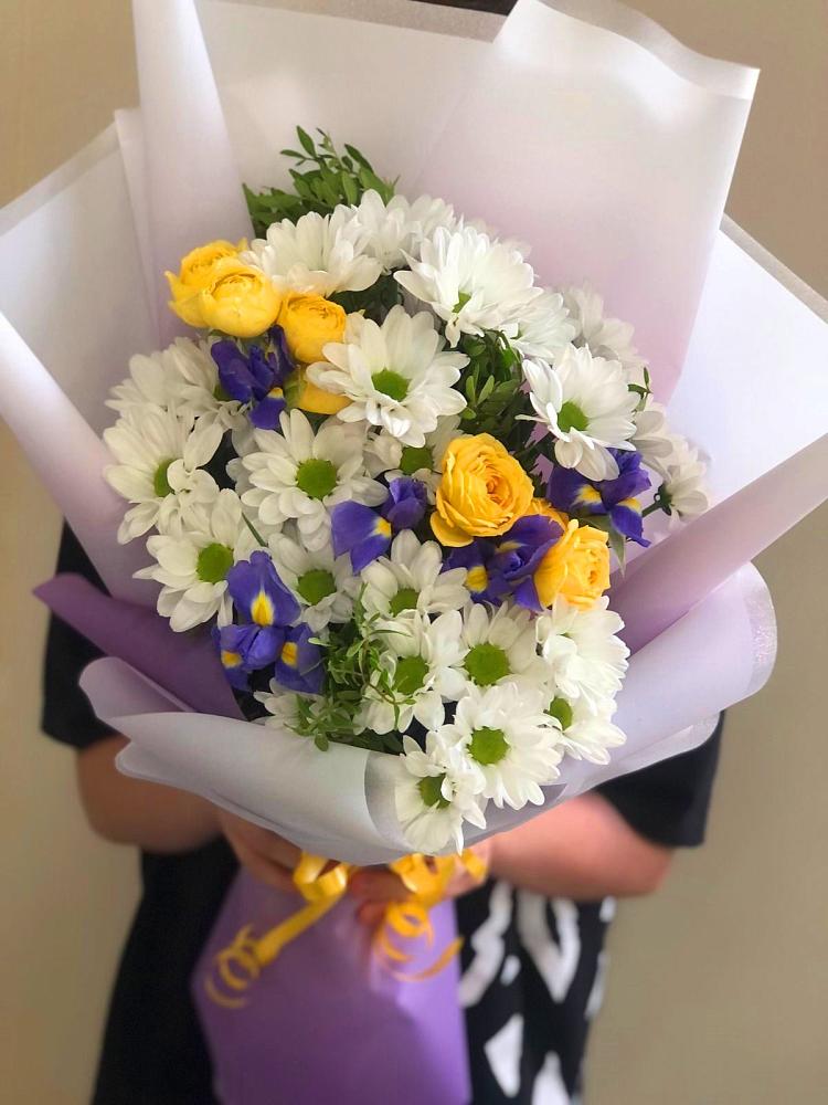 Букет цветов из: Ирисы, Хризантемы и Розы в Лакинске