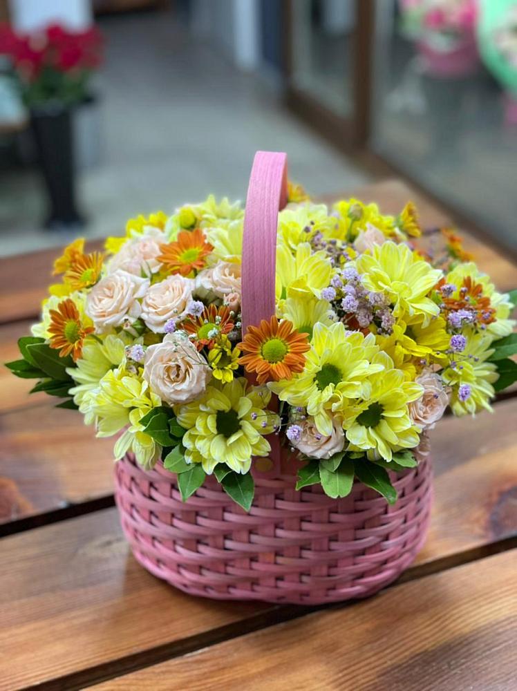 Цветочная композиция из Хризантемы и Розы в корзине в Лакинске