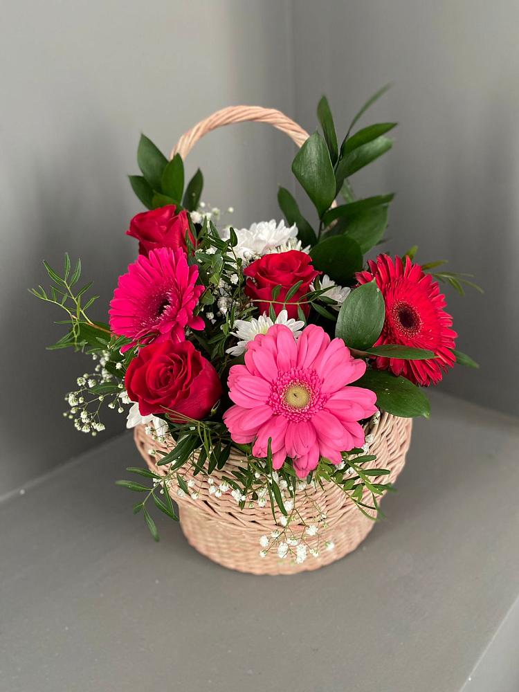 Цветочная композиция из Розы, Хризантемы и Герберы в корзине в Лакинске