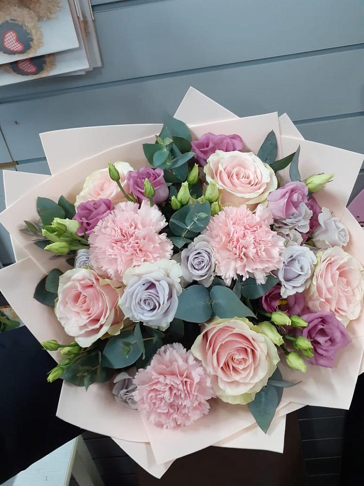 Букет цветов из: Розы, Гвоздики и Лизиантусы в Лакинске